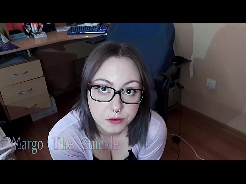 ❤️ 性感的眼镜女孩在镜头前深深地吸吮假阳具 ❤ Porno fb